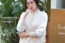 眉山兼职模特被摄影师亲(兼职模特被摄影师亲了)