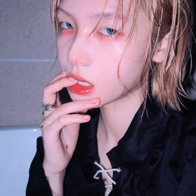 眉山伴游女生樱花漫舞的资料