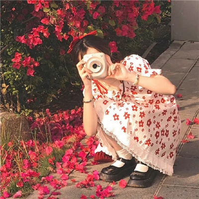 眉山伴游女生镇凝莲